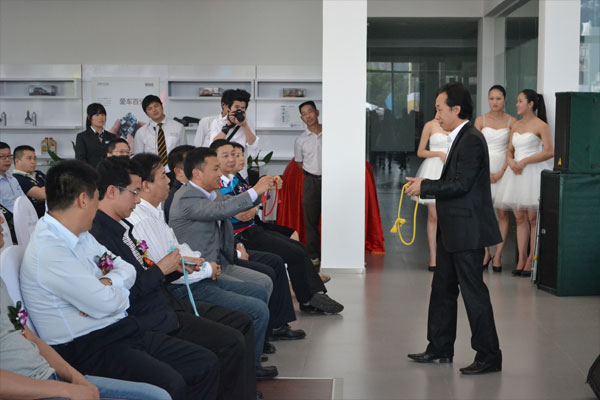 桂林鑫广达博远汽车销售服务有限公司成立于2011年11月6日,是一家按照全球最新标准展厅建设的上海大众4S店,隶属于长久集团下属子公司。2013年3月18日,桂林鑫广达博远店在展厅举办了盛大的开业典礼,来自灵川县和八里街的各级领导以及车主朋友、媒体同仁齐聚一堂,共同见证了这一特别的时刻。活动现场还有精彩的沙画及魔术表演,现在就跟随着小编的镜头,一起到现场看看吧。